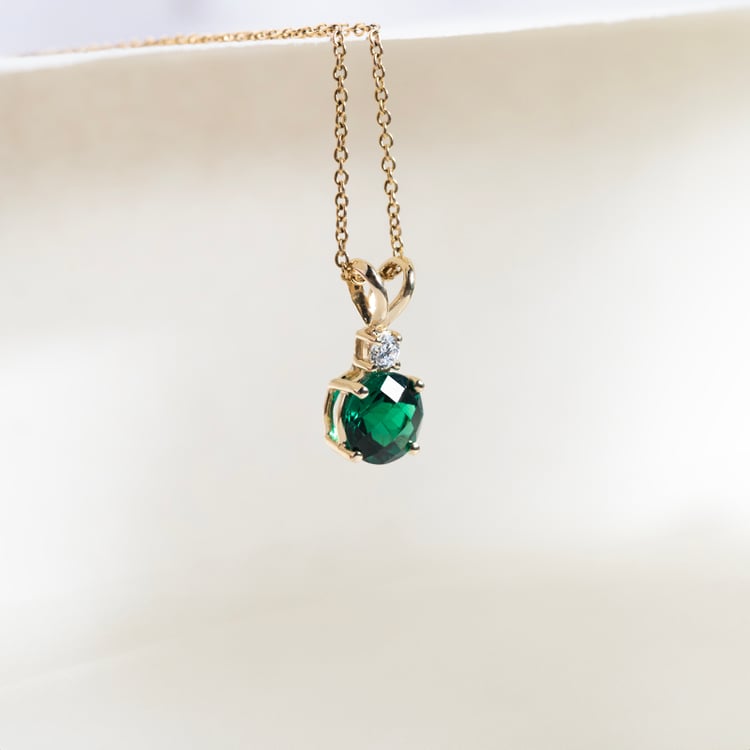 Goldener Anhänger mit Smaragd und Diamant Emolyna 147330