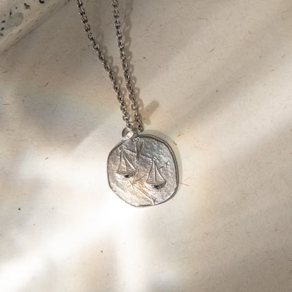 Silberanhänger mit Symbolen des Tierkreiszeichens Waage