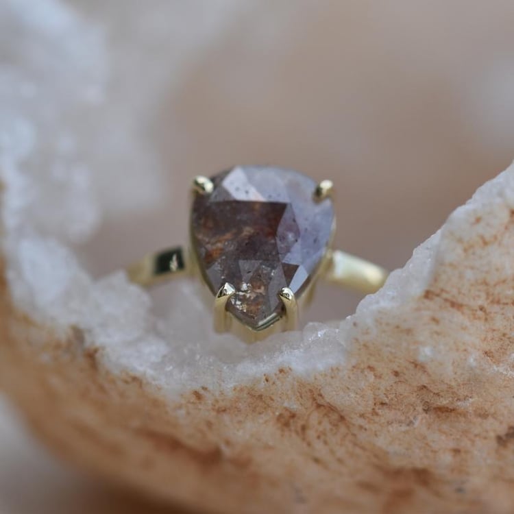 Ring mit braunen Salt and Pepper Diamanten im Rosenschliff Ajwa 44216