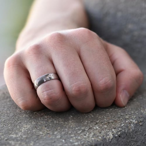 Exklusive Trauringe aus Gold mit Fingerabdruck Hiale
