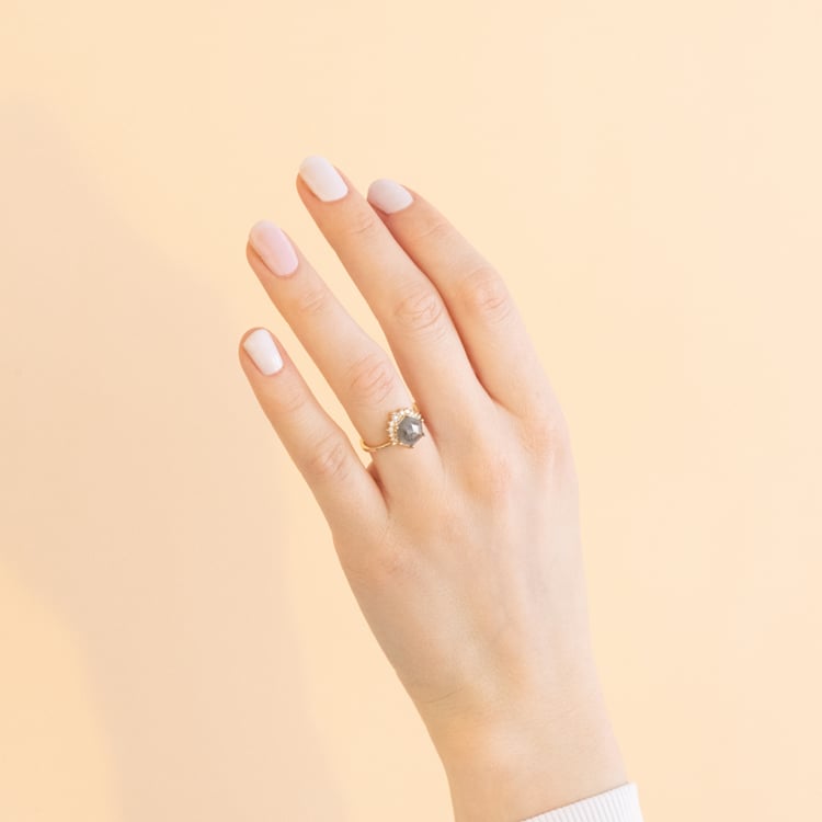 Goldring mit einem Salt and Pepper Diamanten in Hexagon-Form Tracy 100950