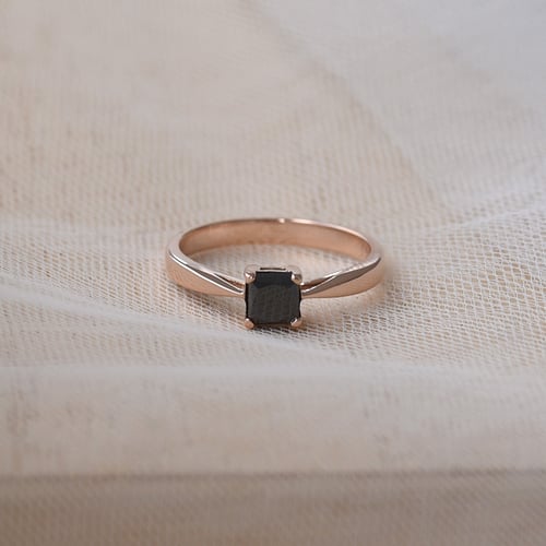 Eleganter Verlobungsring mit schwarzem Prinzess-Diamant Unnati