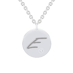 Silberner Anhänger mit Diamant und Gravur eines Buchstabens Sager