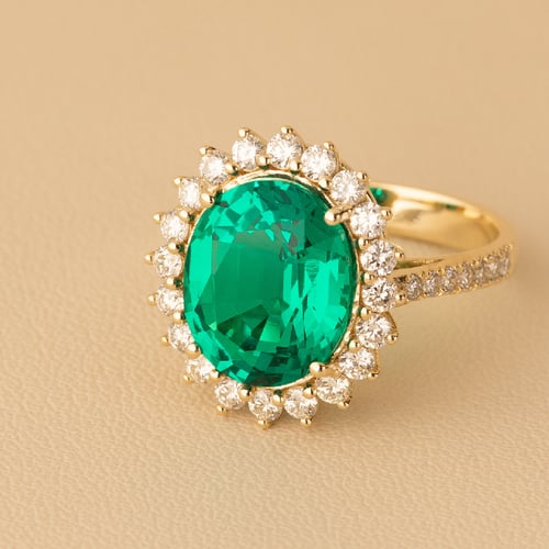 Goldener Ring mit ovalem Lab Grown Smaragd und Diamanten Logan