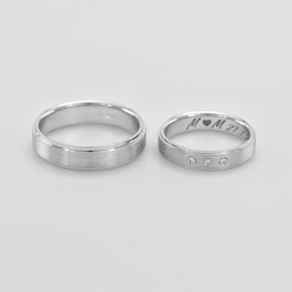 Trauringe aus Platin mit drei Diamanten Xoana