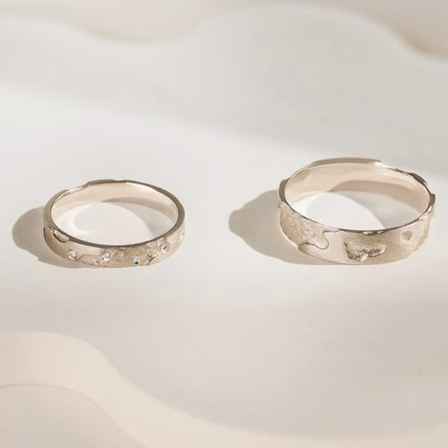 Goldene Eheringe mit von Hand gravierter Oberfläche aus Haselnussgold Cley