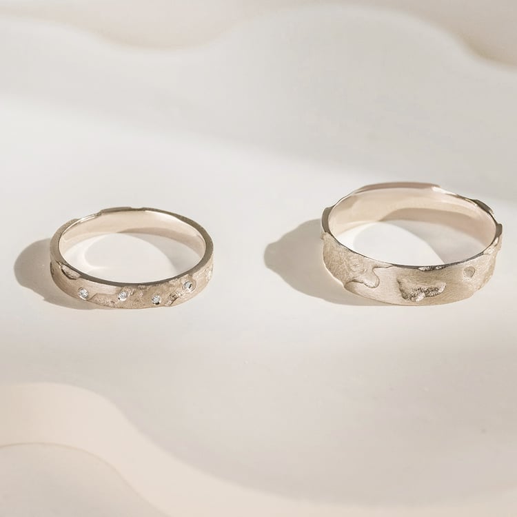 Goldene Eheringe mit von Hand gravierter Oberfläche Cley 166262