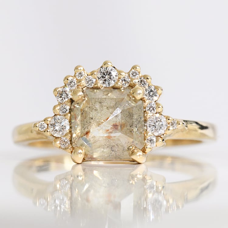 Goldener Ring mit einem Salt and Pepper Diamanten in Radiantschliff Aleta 117640