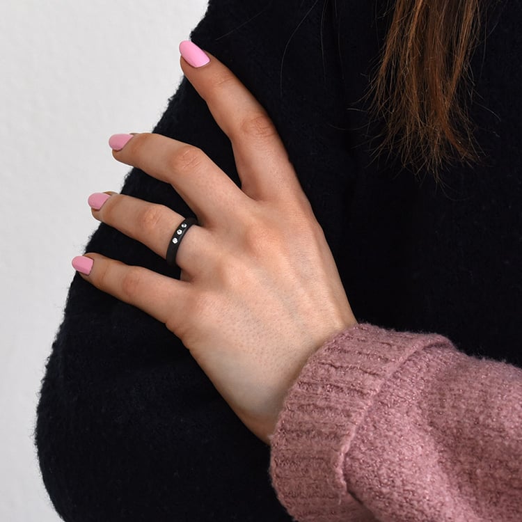 Flache Trauringe aus Carbon mit abgeschrägten Kanten und Diamanten Rayrom 77517