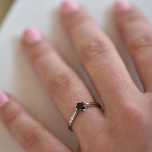 Verlobungsring mit schwarzem Diamant Mahiya