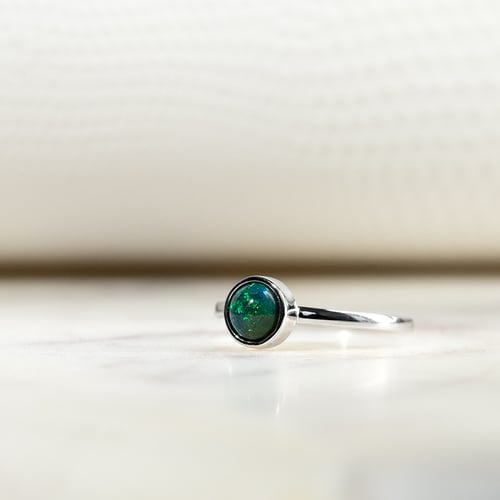 Goldener minimalistischer Ring mit schwarzem Opal Stowy