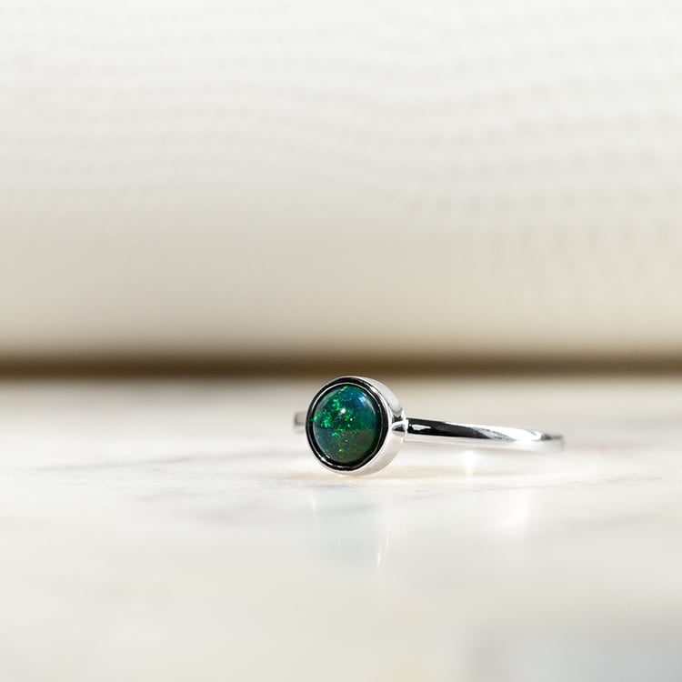 Goldener minimalistischer Ring mit schwarzem Opal Stowy 132824