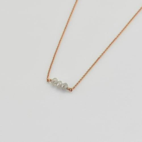 Goldener Choker mit Diamanten-Perlen Xanadie
