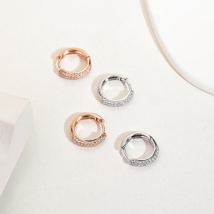 Silberne runde Pavé-Ohrringe mit weißen Topasen Shaviv 149138