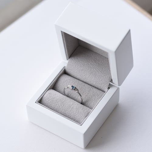 Ring mit herzförmigem Topas und Notenschlüssel Akant
