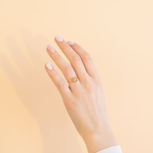 Ring mit Quadrat zum Gravieren eines Buchstabens Leal