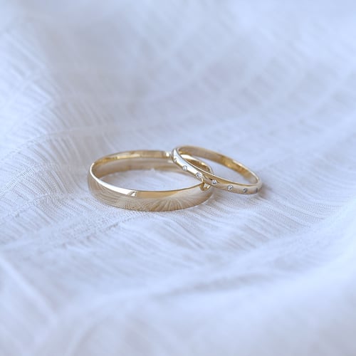 Goldene Eternity Trauringe mit Diamanten Miomi