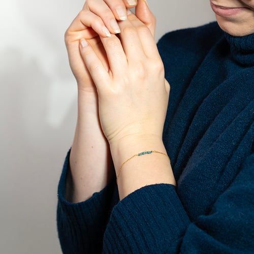 Goldarmand mit blauen ungeschnittenen Diamanten Wiul