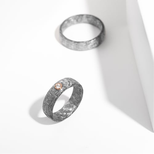 Leicht abgerundeter Ehering aus Carbon mit Diamant Cortes