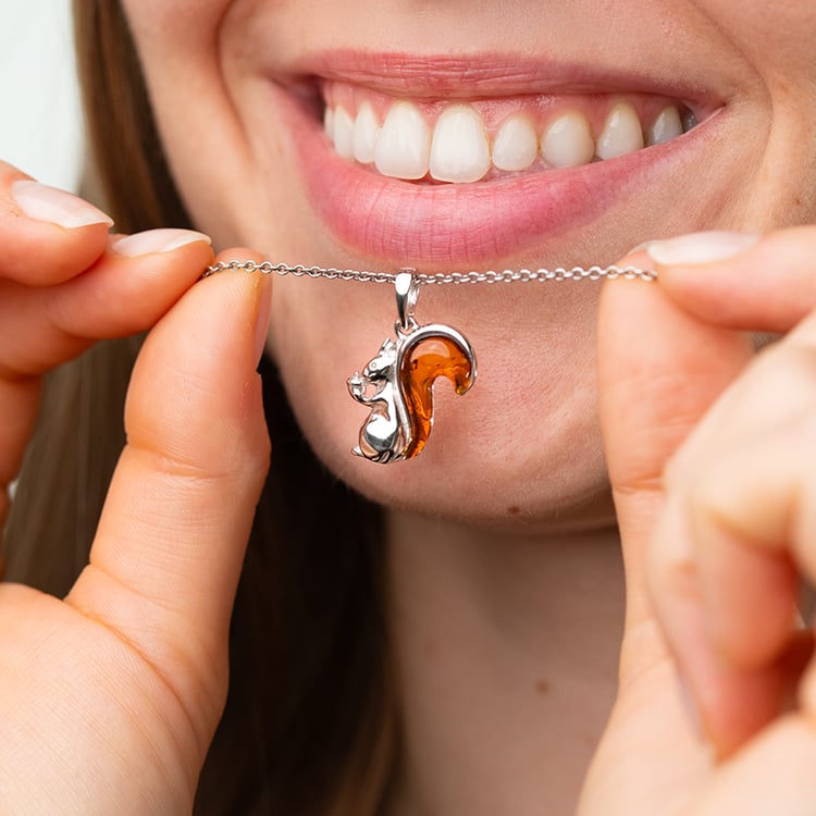 Ein Eichhörnchen in einem silbernen Anhänger Squirrel 146781