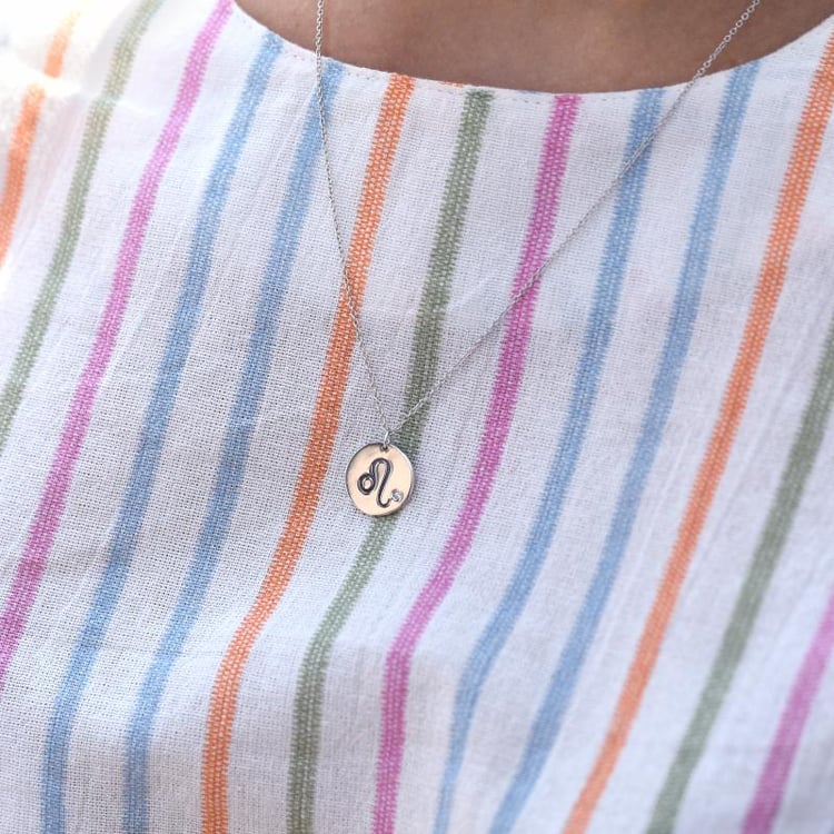 Diamant Anhänger mit Löwe Anhänger auf dem Hals 46081