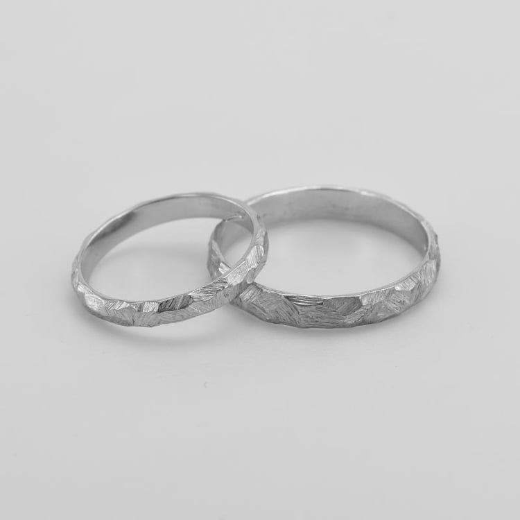 Gehämmerte und gekratzte Trauringe aus Platin Vedette 76607