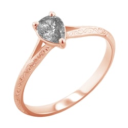 Von Hand gravierter Ring mit einem Salt and Pepper Diamanten in Birnenform Vivia