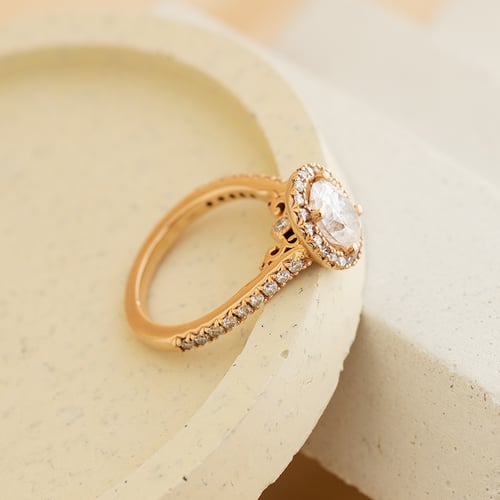 Eleganter Verlobungsring aus Gold mit Moissanit Jody