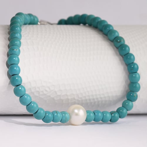Silbernes Armband mit einer echten Perle und Perlen aus Howlith Moira