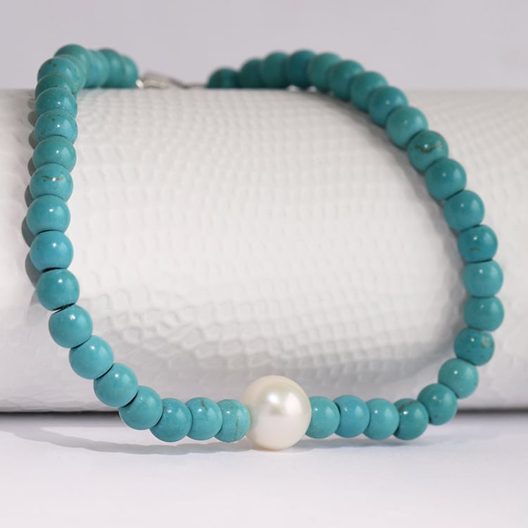 Silbernes Armband mit einer echten Perle und Perlen aus Howlith Moira 115960