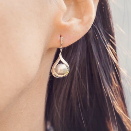 Silberne Hängeohrringe mit Perlen Dremi