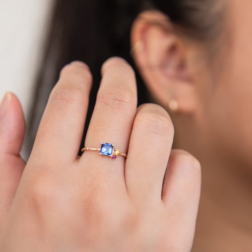 Cluster-Ring mit einem Asscher Tansaniten, Padparadscha-Saphir, Rubin und Diamant Kenny