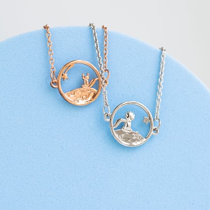 Silberarmband mit geschnitztem Anhänger mit der Figur des Kleinen Prinzen