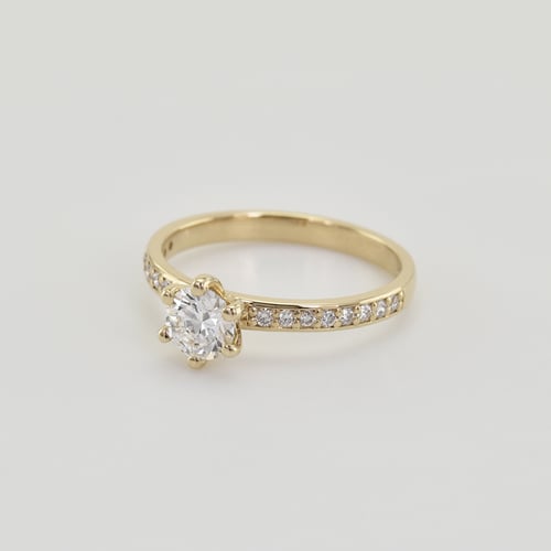 Verlobungsring aus Gold mit Diamant im Solitär-Pave Stil Vanan