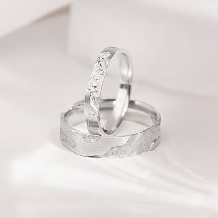 Goldene Eheringe mit von Hand gravierter Oberfläche Cley