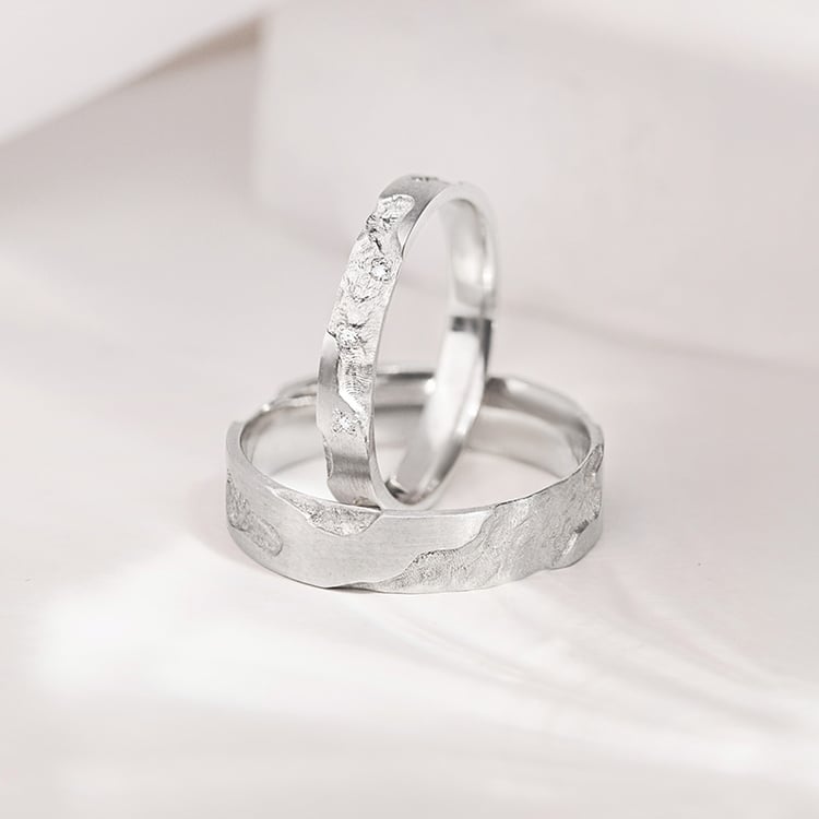 Goldene Eheringe mit von Hand gravierter Oberfläche Cley 155653