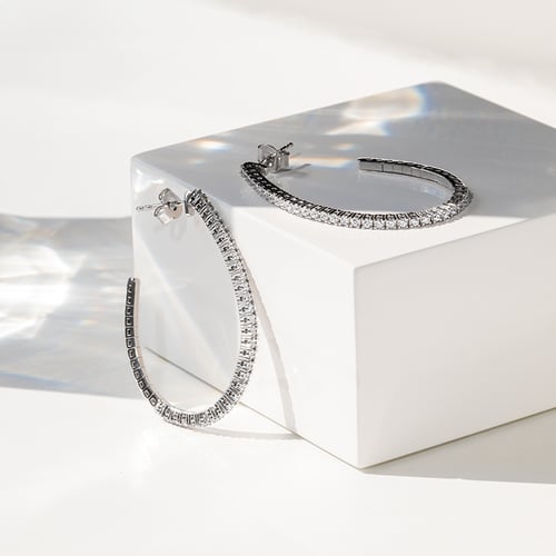 Goldene halbrunde Flexi Ohrringe mit Diamanten Streep