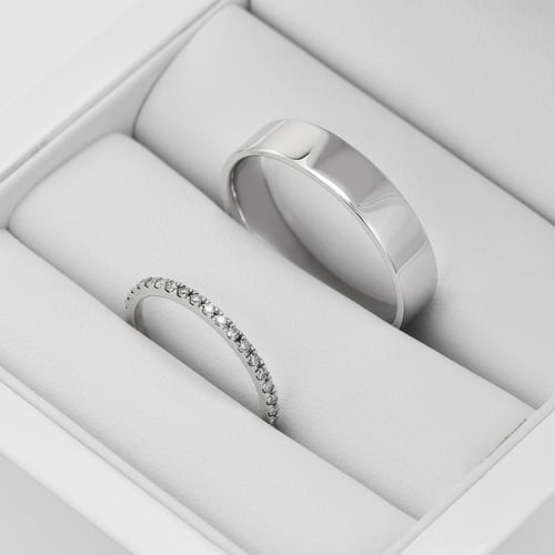 Trauringe aus Platin mit Memoryring und klassischem Ring Adva