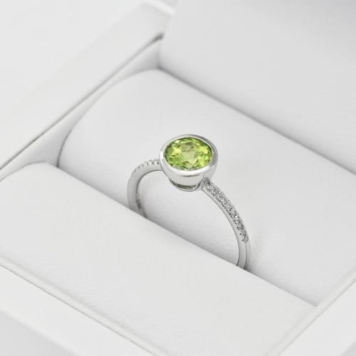 Strahlender Goldring mit Olivin und Diamanten Nyusha