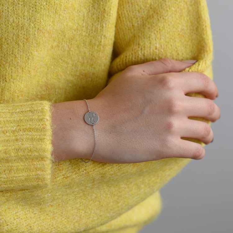 Aquamarin und Wassermann Gravur in Armband auf dem Arm 58185