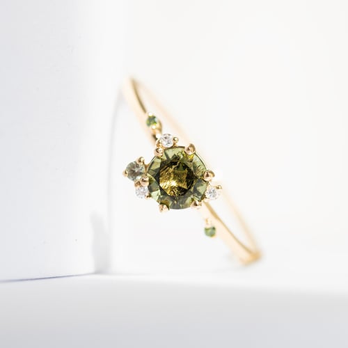 Cluster Verlobungsring mit Moldavit, Saphir und Diamanten Rosa