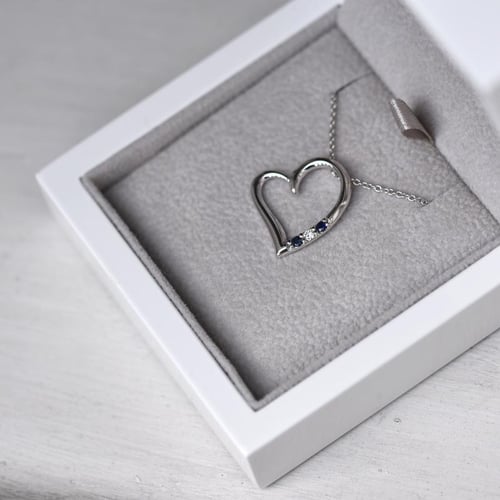 Silberner Anhänger mit einem Herzen mit Saphiren und einem Diamanten Tanish