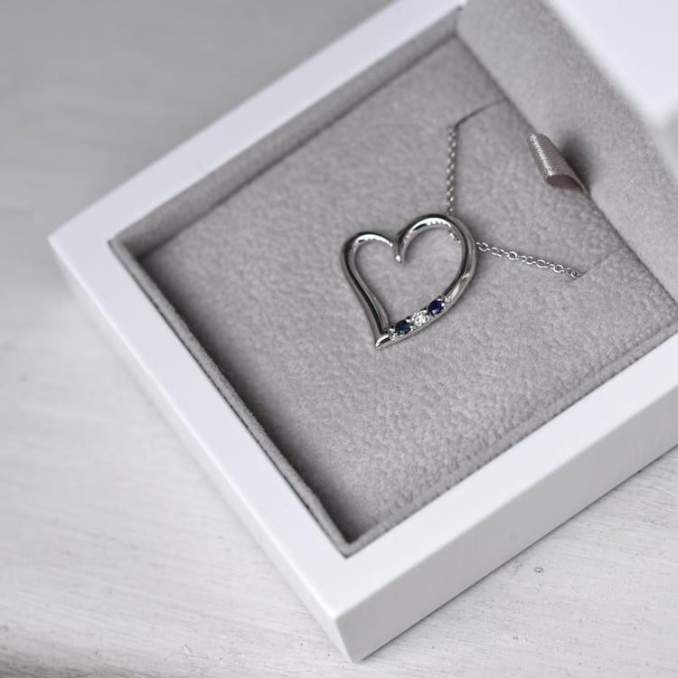 Silberner Anhänger mit einem Herzen mit Saphiren und einem Diamanten Tanish 103516