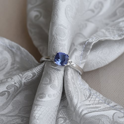 Goldener Ring mit Tansanit und Diamanten Essa