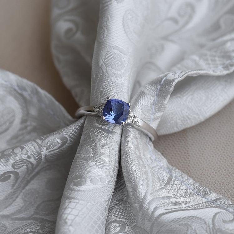 Goldener Ring mit Tansanit und Diamanten Essa 63113