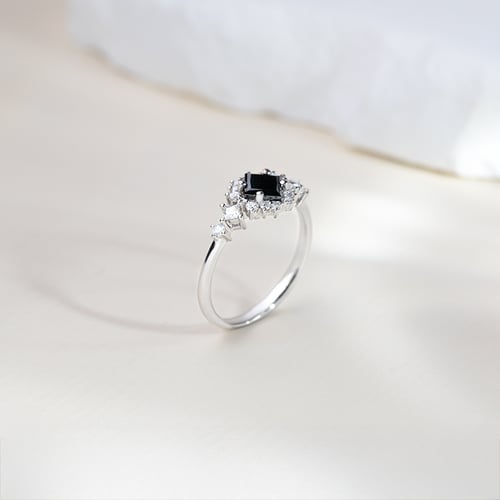 Perfekter Ring mit schwarzem Diamanten und Moissaniten Medrie