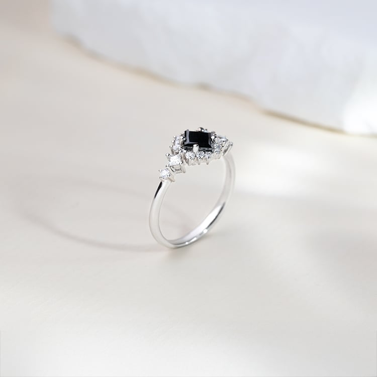 Perfekter Ring mit schwarzem Diamanten und Moissaniten Medrie 151814