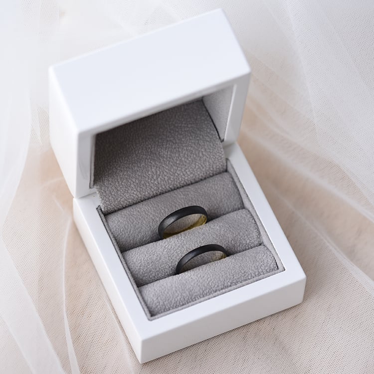 Schwarze Trauringe unkonventionell in Eppi-Geschenkbox 58687