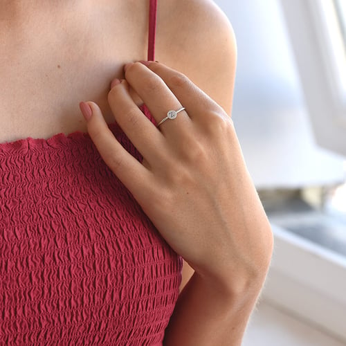 Goldring mit Gravur eines Buchstabens Babire