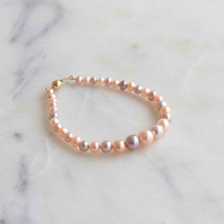 Goldenes Perlenarmband mit mehrfarbigen Perlen Pyah 90521